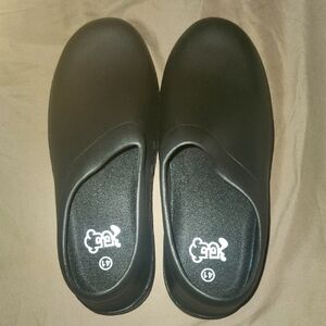Black Slip-On Clogs (Unisex)